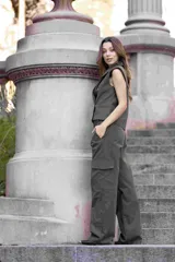 Pantalón de vestir blanco con bolsillos laterales y corte recto.