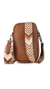 Bandolera compacta color rojo con textura de cuero, correa regulable y desmontable con diseño de rayas rojas y blancas. Cuenta con bolsillos frontales y cierre, interior forrado en tela.