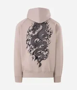 Buzo canguro beige de algodón fleece con capucha y cordón ajustable. Presenta un bordado frontal con el texto "Forged by Fire" en tipografía estilo gótico con bordes rojos y negros.