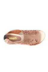 Sandalia color beige con perforaciones circulares, puntera descubierta y suela con cámara de aire.