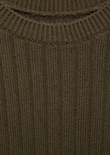 Jersey de punto acanalado en color verde oliva, con cuello redondo y detalle de botones decorativos en los hombros. Presenta un diseño recto y manga larga.