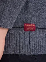 Sweater de cuello redondo confeccionado en mezcla de lana, con diseño de tejido de punto y sutiles líneas verticales en contraste.