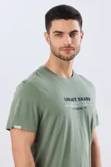 Remera azul de manga corta y cuello redondo, con texto bordado en el pecho.