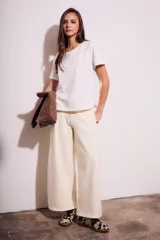 Remera blanca de algodón peinado, de corte recto y manga corta.