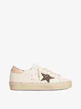 Zapatillas Golden Goose modelo Hi Star, color blanco con estrella plateada y detalles en animal print. Plataforma con texto estampado.