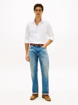 Camisa de twill blanca de manga larga, con cuello flexible, cierre frontal de botones y detalles distintivos de la marca Tommy Hilfiger.