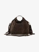 Cartera de mano confeccionada en cuero gamuzado color marrón, con diseño flexible y detalles de flecos laterales. Presenta un asa rígida metálica circular y una abertura superior fruncida.