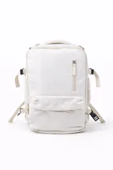 Mochila de viaje con diseño funcional, cuenta con un compartimento principal amplio, un bolsillo frontal con cierre vertical y un bolsillo inferior horizontal. Incluye correas ajustables con hebillas laterales y manija superior reforzada.