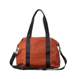 Bolso deportivo color gris claro, con cierres y correas negras. Cuenta con dos asas superiores, bolsillo frontal con cierre y correa extensible ajustable.