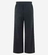 Pantalón wide leg de corte recto y holgado, color gris oscuro, con cintura elástica y costura central vertical en el frente. Confeccionado en una mezcla de poliéster y algodón.