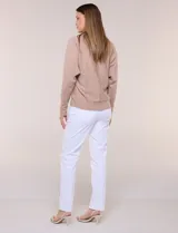 Buzo tejido fino de Allie Rose en color beige, con escote en V, costura central expuesta, mangas largas con puño ajustado y diseño relajado.