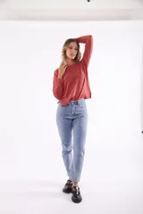 Sweater color visón de tejido de punto con cuello redondo y mangas largas.