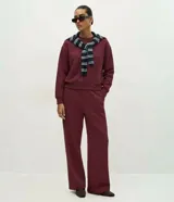 Pantalón wide leg de algodón y poliéster, color bordó, con cintura elástica y diseño liso con costuras verticales decorativas.