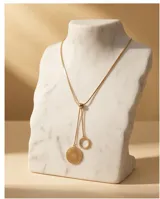 Collar de acero con baño de oro, con diseño de cadena ajustable y dos dijes colgantes: un círculo calado con textura y un aro liso.
