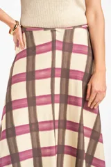 Falda maxi con estampa a cuadros en tonos beige, bordó y marrón, de corte largo y fluido.