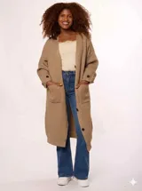 Saco largo tejido de punto, color beige, con cierre frontal de botones, bolsillos delanteros y mangas largas con detalle de botones en los puños.