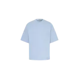 Remera celeste de corte oversized con mangas cortas y bolsillo aplicado en el pecho.