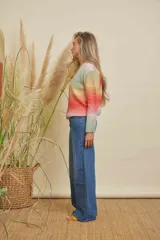 Jeans de pierna recta ancha y tiro medio, confeccionados en denim azul con sutil detalle deflecado en los bolsillos.