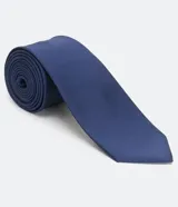 Corbata clásica de textura satinada en color azul marino, con diseño liso y acabado elegante.