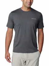 Remera técnica de cuello redondo con tecnología de protección solar y absorción de humedad. Presenta un diseño liso en color gris jaspeado con el logo de la marca estampado en el pecho.