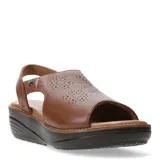 Sandalias de cuero color suela con diseño de calados en la capellada, ajuste con velcro en el talón y suela de plataforma oscura.