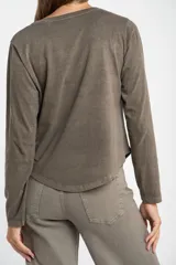 Remera de manga larga con cuello redondo, confeccionada en algodón lavado con efecto desgastado. Presenta un corte oversize y una textura suave y resistente.