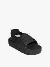 Sandalias negras Adidas Adilette 22 XLG con diseño texturizado y correa ajustable en el talón.