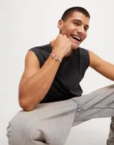 Pulsera rígida plateada de la marca Uno de 50, con dos tubos en los extremos.