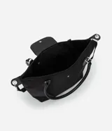 Bolso tipo shopper grande de poliéster color negro, con asas de hombro y solapa frontal con broche. Incluye correa transversal desmontable.