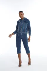 Chaqueta de denim con capucha integrada, cierre frontal con cremallera y cordones ajustables. Presenta un diseño de corte relajado con bolsillos frontales y puños elásticos, combinando un estilo urbano y utilitario.