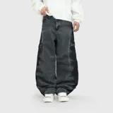 Pantalón tipo cargo de corte ultra baggy, confeccionado en denim de algodón con efecto lavado desgastado. Presenta bolsillos laterales tipo cargo y diseño de pierna ancha.