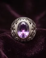 Anillo de plata 925 con diseño calado de estilo hindi y piedra facetada color amatista en formato ovalado.