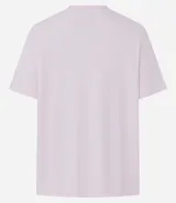Remera de corte boxy con cuello redondo y mangas cortas. Confeccionada en algodón, presenta un diseño minimalista sin estampas con sisa caída.