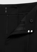 Pantalon de vestir de corte recto y tiro medio, confeccionado en tejido fluido con detalle de pinzas frontales. Cuenta con cierre de cremallera, botón y ganchos ocultos con tapeta, además de trabillas para cinturón y forro interior.