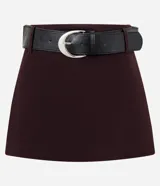 Short pollera de estilo sastre con diseño estructurado, cintura con trabillas y cinturón desmontable con hebilla metálica.