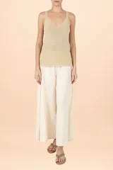 Top de punto sin mangas con escote en V profundo, confeccionado en tejido con acabado metalizado dorado.