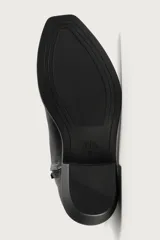Bota cowboy de cuero color negro, con punta cuadrada, tacón bajo y tirador trasero.