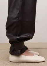Zapato chatita de cuero ovino color beige, de diseño minimalista con punta redonda y suela de cuero.