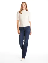 Remera de tejido rib marca Elie Tahari, color beige, con cuello mock y mangas cortas. Presenta un pequeño avío metálico con logo en el ruedo.