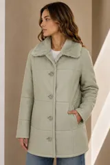 Campera de cuero babylamb color celeste, de corte recto y largo medio, con cuello de piel sintética y cierre frontal con botones.