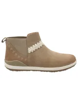 Botin tipo Chelsea de cuero color kaki, con paneles elásticos laterales decorados con bordados geométricos y detalle de cinta tejida en el empeine. Cuenta con suela de goma con tecnología de amortiguación y tirador trasero.