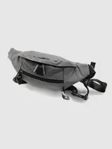 Riñonera o cangurera de material sintético color gris oscuro o plateado, con cierre frontal y correa ajustable con hebilla de plástico negra.