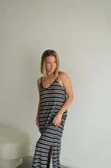 Vestido largo de jersey, color negro con rayas horizontales blancas, corte recto y tirantes finos.