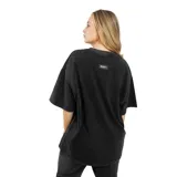 Remera unisex de corte oversize con efecto lavado, color negro, con estampa gráfica frontal en color blanco.