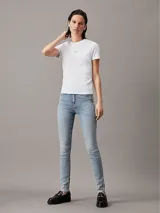 Pantalón de jean skinny de tiro alto, color celeste claro, con diseño de cinco bolsillos y cierre con cremallera.