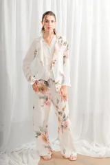 Blazer de lino con estampado floral en tonos rosados y verdes, cuello con solapa, bolsillos laterales y cierre frontal con un botón.