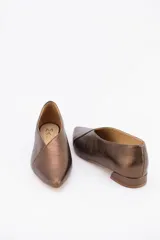 Chatitas color bronce de cuero, con punta fina y escote en V.