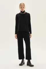 Sweater de tejido de punto color crudo, con escote redondo y mangas largas con puños acanalados. Presenta un calce cómodo y holgado.