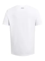 Remera Under Armour de manga corta y cuello redondo, en color blanco. Presenta un estampado gráfico frontal con el logo de la marca en un recuadro gris.