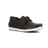 Mocasines n&aacuteuticos de cuero color marr&oacuten con detalles en azul marino y suela blanca.